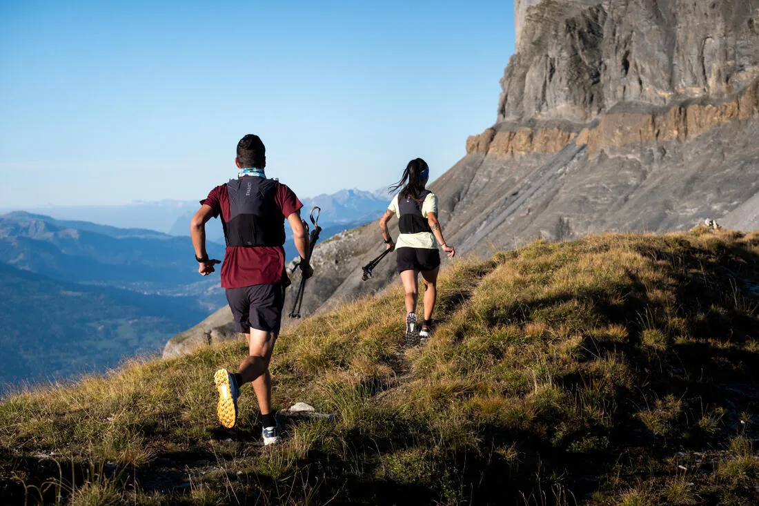 10 L BLACK UNISEX TRAIL RUNNING BAG - SOLD WITH 1 L WATER BLADDER